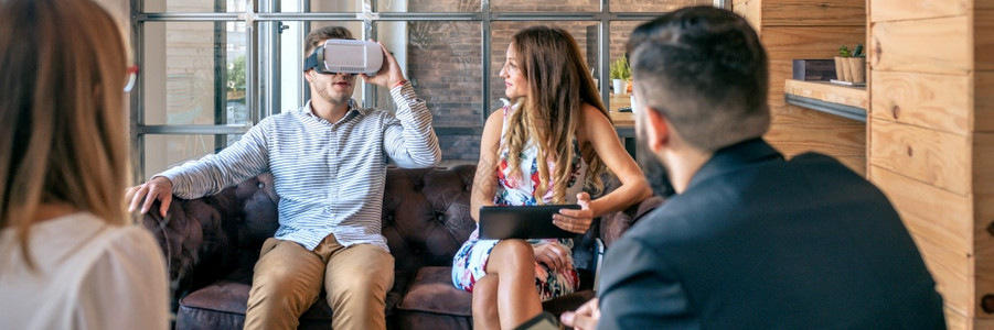 利用虚拟现实眼镜举行非正式工作会议时商业界人士的最顶端观点背景图片