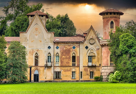 位于意大利花园的哥特设计城堡充满神秘日落光亮图片