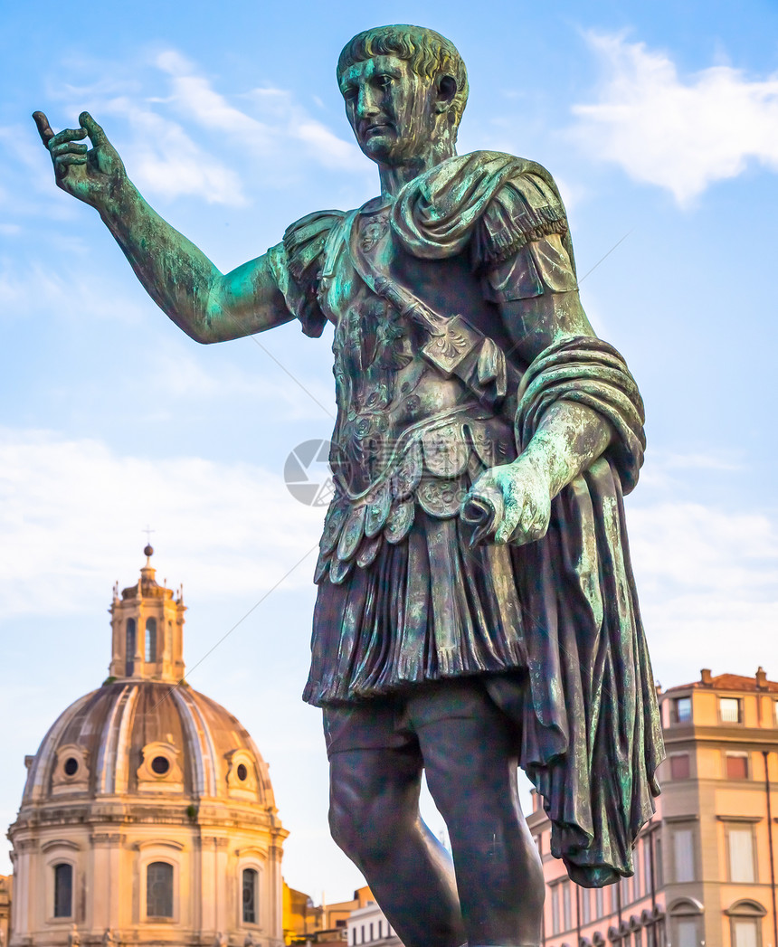 20年由青铜制成的凯萨皇帝雕像自然日出光亮古老的领航和权威榜样图片
