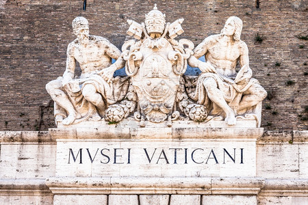 20年著名的梵蒂冈博物馆大楼主入口上方的标志细节图片