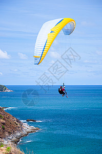 旅游者享受滑翔运动在蓝海上空高飞高清图片