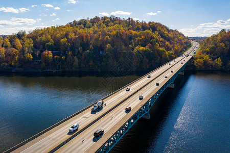 北弗吉尼亚州西摩尔冈镇附近州际交通过在骗人湖摩根镇的秋色横跨州际交通图片