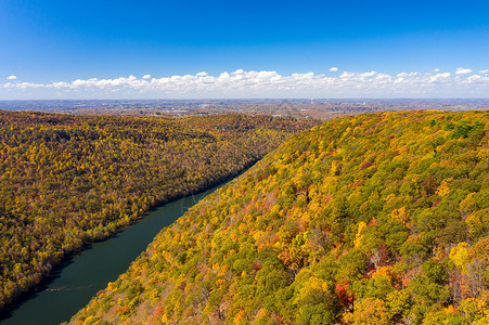 秋天从狭窄的森林峡谷流向靠近摩根镇的欺骗湖背着落色向西弗吉尼亚湖看的欺骗河狭窄峡谷背景图片