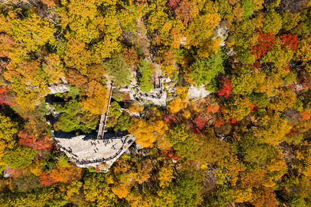 在秋天的骗人河谷寻找在摩根镇附近的骗人湖Wvcopers摇滚州公园以坠落的颜色俯视西弗吉尼亚的骗人河背景图片