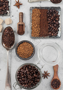 冷冻的即时咖啡颗粒地面和大豆钢板玻璃罐各种勺子和白底图片