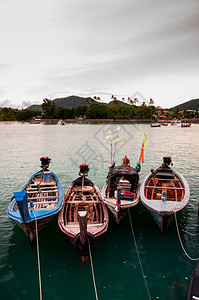季风节许多泰国色彩的长尾钓鱼船图片