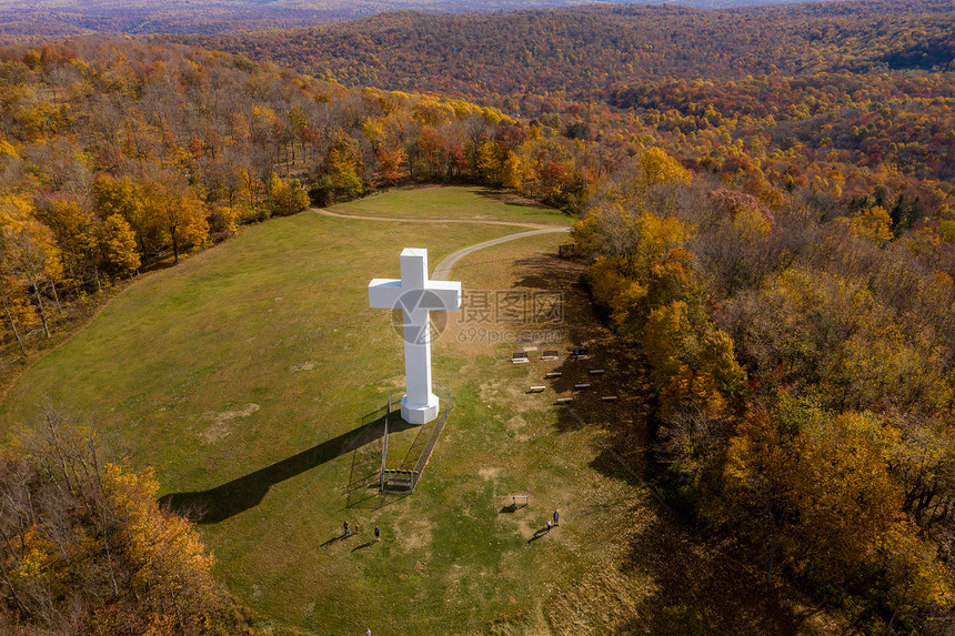 空中无人驾驶飞机观察大基督的金属结构图片
