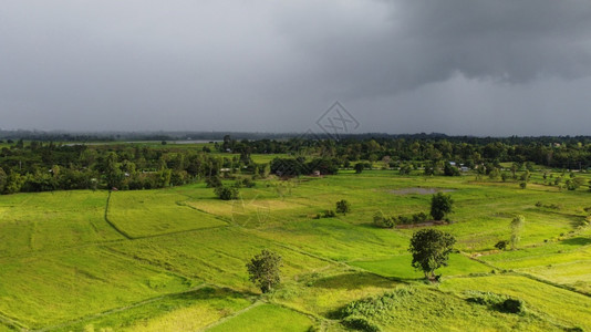 对可耕地和农村区暴风雨的空中观察背景图片