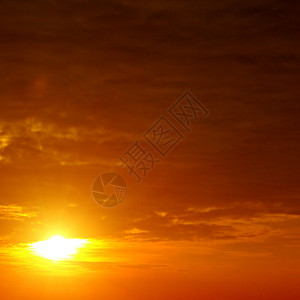 日出时亮丽的美景橙色天空有银光和云彩图片