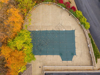 无人驾驶飞机拍摄游泳池的照片图片