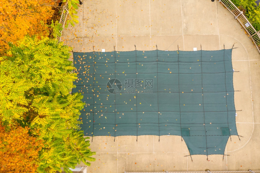 无人驾驶飞机拍摄游泳池的照片图片