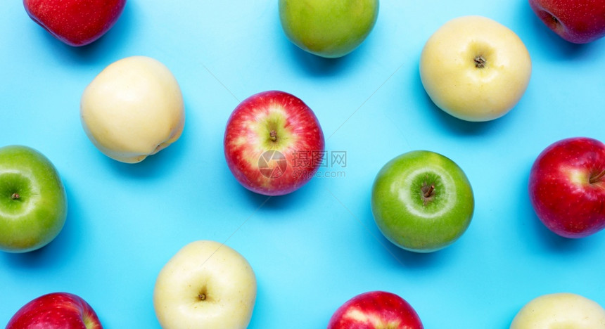 蓝色背景的新鲜苹果图片