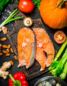 健康食品含有机蔬菜和草药的鲑鱼黑生菜含有机蔬和草药的鲑鱼图片