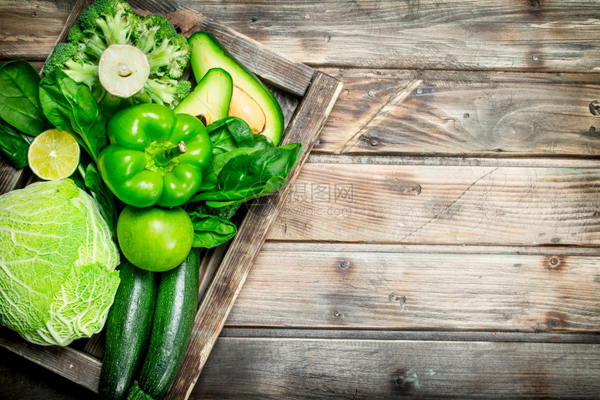 绿色食物新鲜有机蔬菜和水果木制背景图片