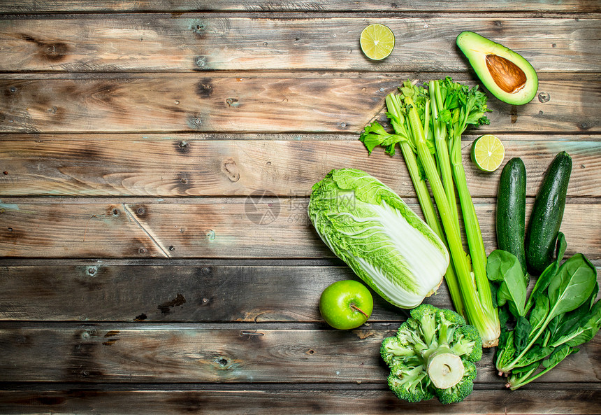 绿色食物有机水果和蔬菜木制背景图片