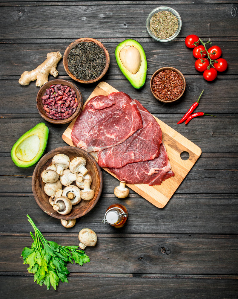 健康食品生牛肉有机食品和香料图片