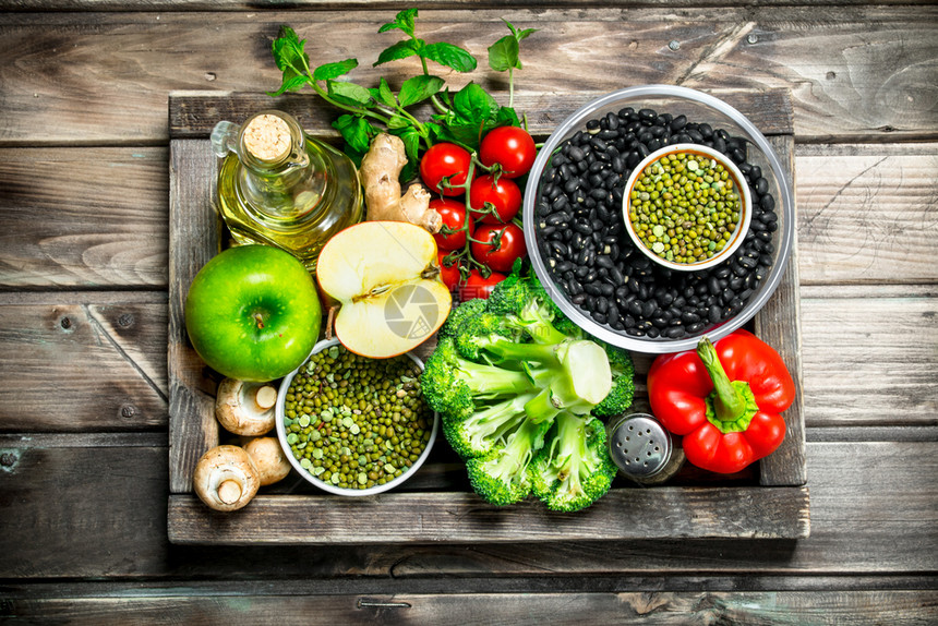 健康的食品蔬菜和水果品种包括木制的豆类健康蔬菜和水果品种包括豆类图片