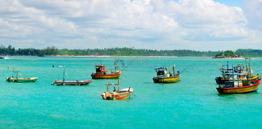 渔船在海礁湖上长的相片图片