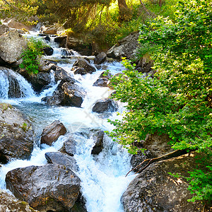 高山河流水和岩石海岸安德拉图片