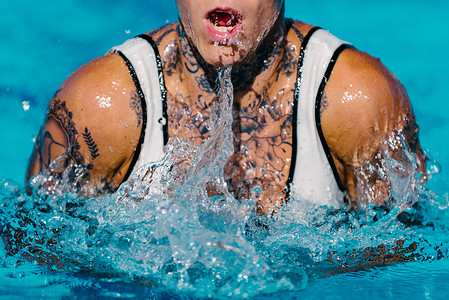 女有纹身在训练中游泳操胸图片