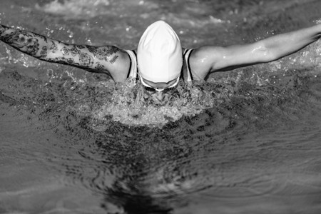 女游泳运动员训练时有纹身游泳蝴蝶图片