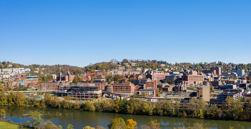 无人机在西弗吉尼亚州大学楼巡视图片