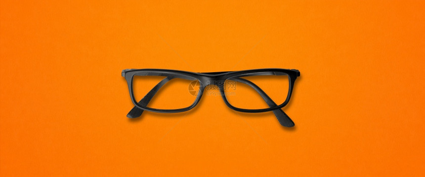黑眼睛的眼镜孤立在橙色的背景横幅橙色旗帜上的黑色眼镜图片
