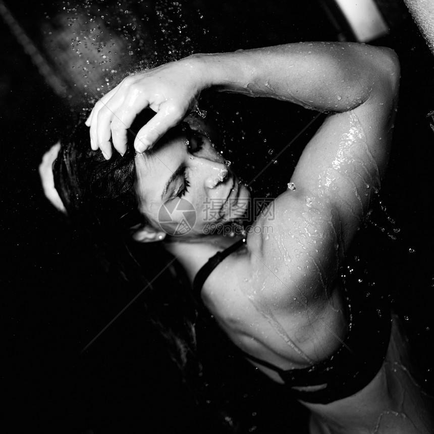 女人在淋浴下美丽的女人在洗澡图片