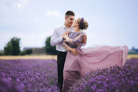 新婚夫妻在熏衣草田里拍婚纱照背景图片