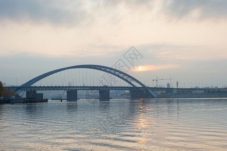 日落时在德尼普罗河上桥kyivurane高清图片