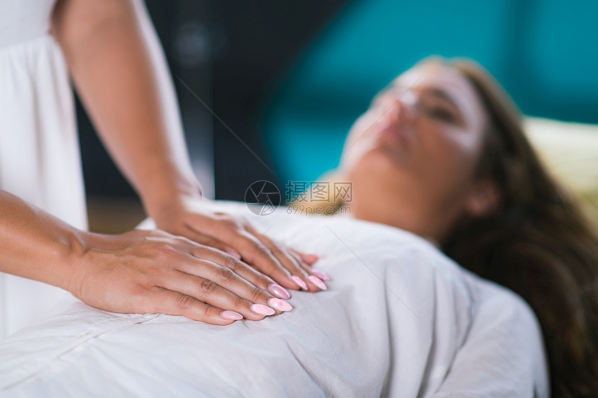 女治疗师进行reik疗法治交出妇女和胃替代治疗概念减轻压力和放松手进行reik疗法治图片