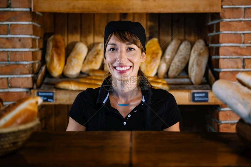 在面包店装扮身着黑色制服的女面包助理图片