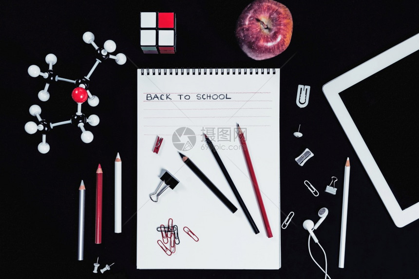 黑背景的红和白学校用品回到概念顶级视图图片