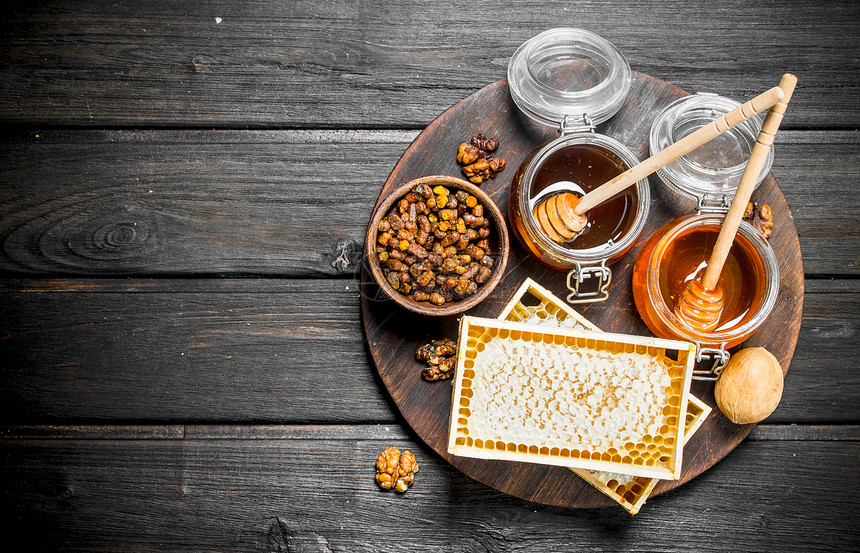 不同类型蜂蜜的种木制背景图片