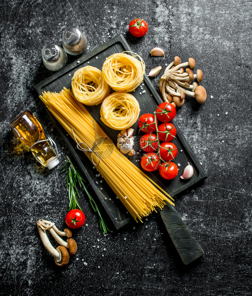 粗面条和意大利配有蘑菇西红柿和香料生面条蘑菇西红柿香料的意大利面条图片