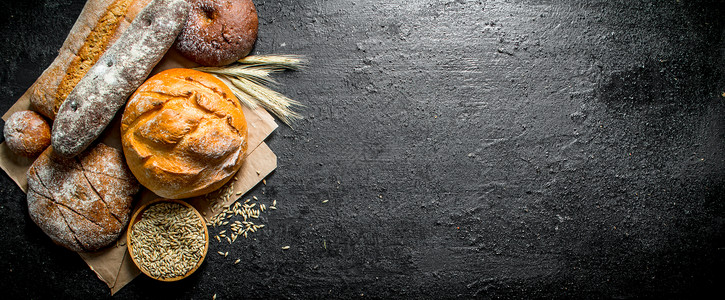 黑小麦面粉不同种类的面包括黑黄麦和面粉锈背景的不同种类面包括黑麦和面粉背景