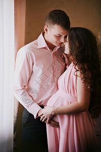 丈夫温柔地拥抱其怀孕的妻子着婴儿图片