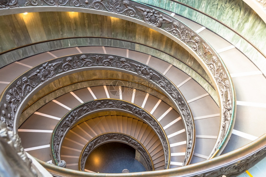 20年著名的螺旋楼梯具有双螺旋梵蒂安博物馆由GiusepMom于1932年制作图片