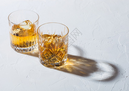 白色背景和深影的纯麦芽威士忌的冰块杯子背景图片