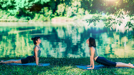 湖边的瑜伽女人眼镜蛇姿势图片
