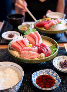 以漂亮的日本式餐具提供日本式餐具图片