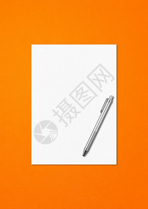 a4空白纸页和笔式模型板以橙色背景隔离背景图片
