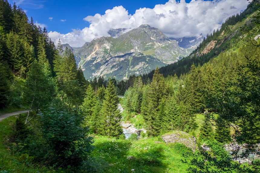 瓦诺伊州公园阿尔卑斯山谷的多伦河萨沃伊岛法国阿尔卑斯山法国阿尔卑斯群岛家公园山谷的多伦河法国阿尔卑斯河图片
