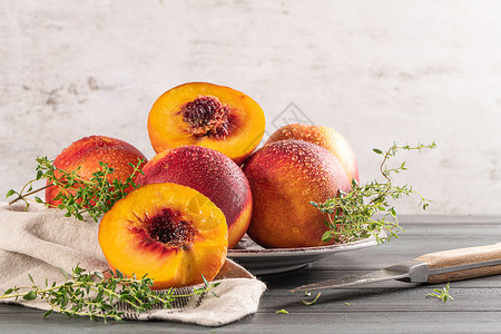 油桃熟了熟的桃子在木板上背景的子上用百叶树作为盘子放在木板上背景背景