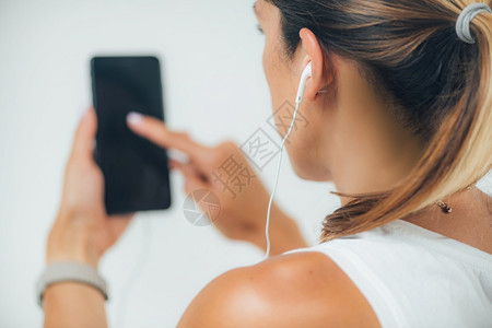 妇女用耳机进行自我测试听力取不同频率的声调图片