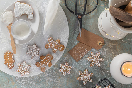 新年或明日的木本背景包括鲜树枝圣诞装饰品节姜饼干圣诞糖果图片