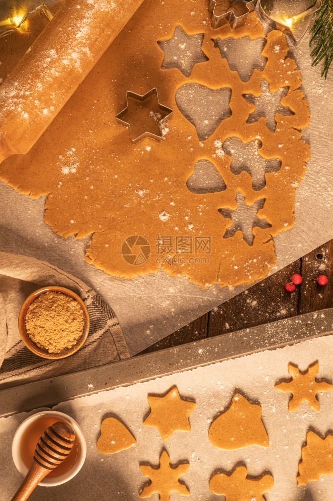以姜饼人圣诞树星白雪花的面纸制成生团准备烘烤图片