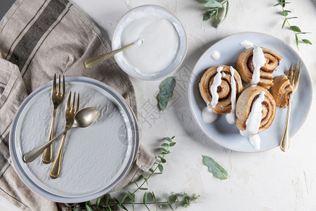 肉桂卷或为圣诞节结冰自制传统冬季节庆甜品面包白本早餐的糕点食品图片