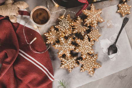 圣诞饼干雪花装饰着糖霜圣诞节传统和到来图片