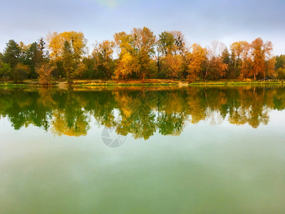 秋天时湖和树都有景观图片